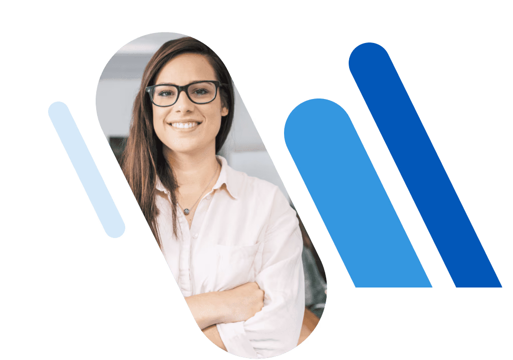 Blaue Balken mit Bild von Frau mit dunklen Haaren und Brille, die lächelt