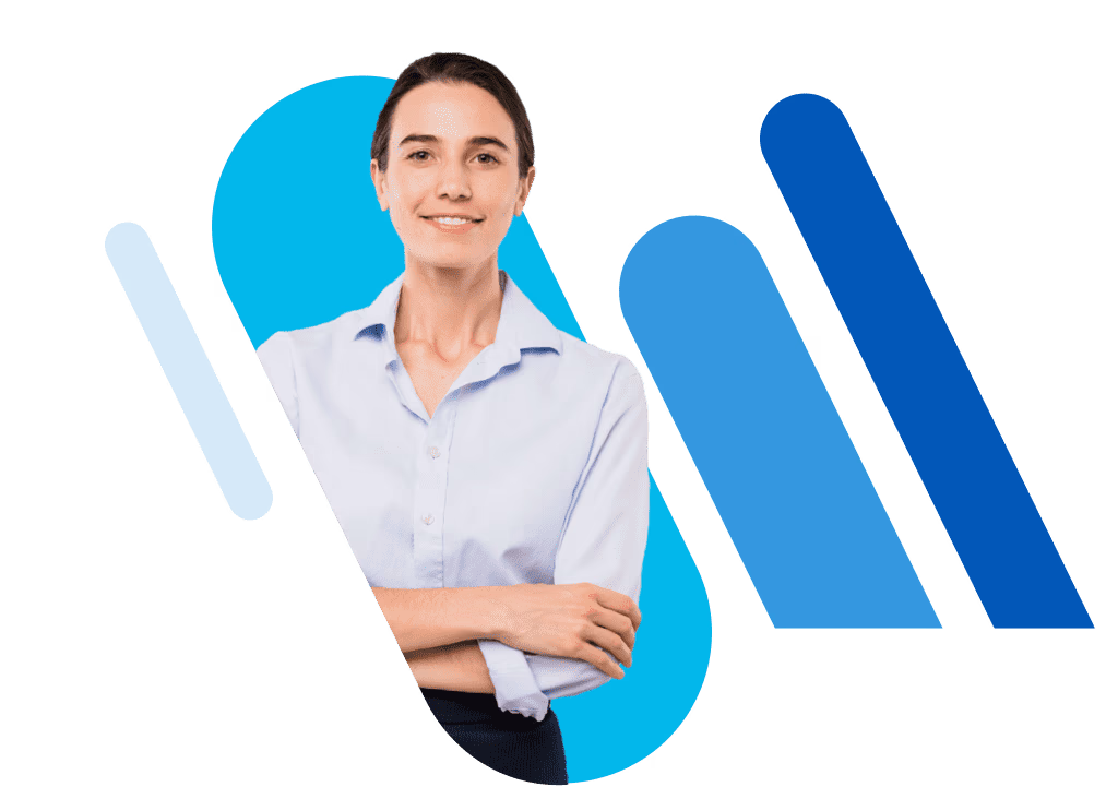 Frau  mit verschränkten Armen und Bluse, die in Kamera lächelt