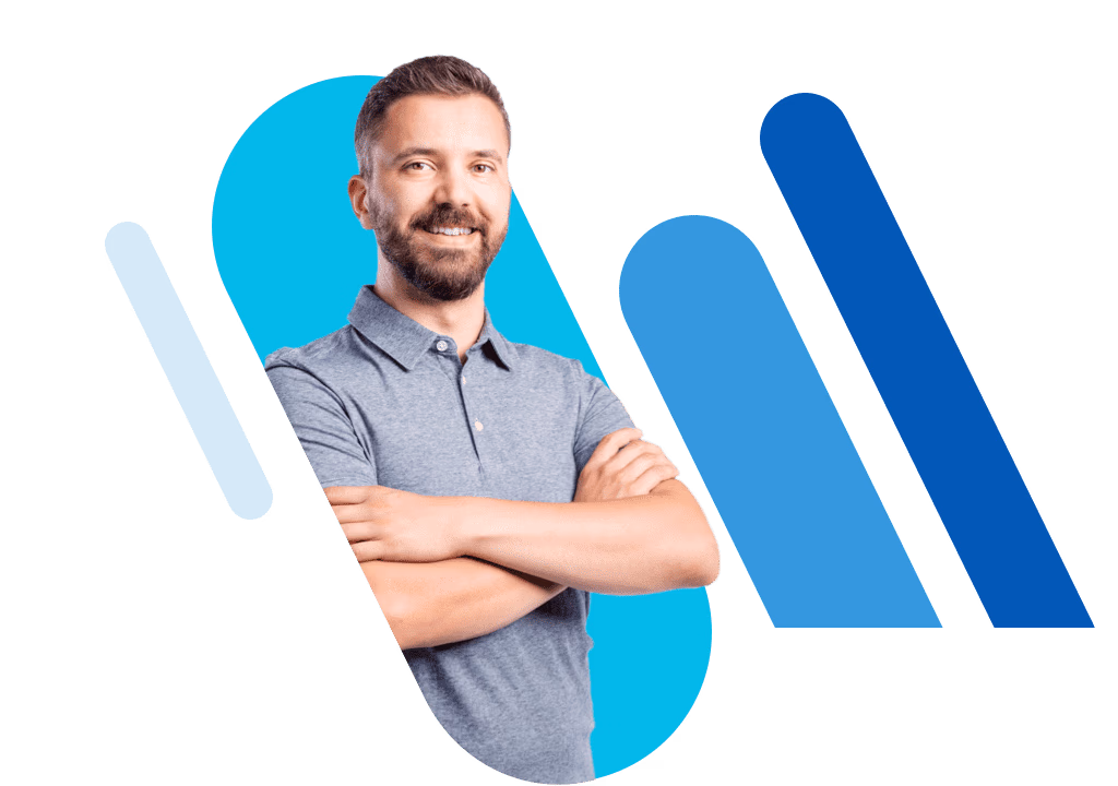 Lächelnder Mann mit Bart, der die Arme verkreuzt