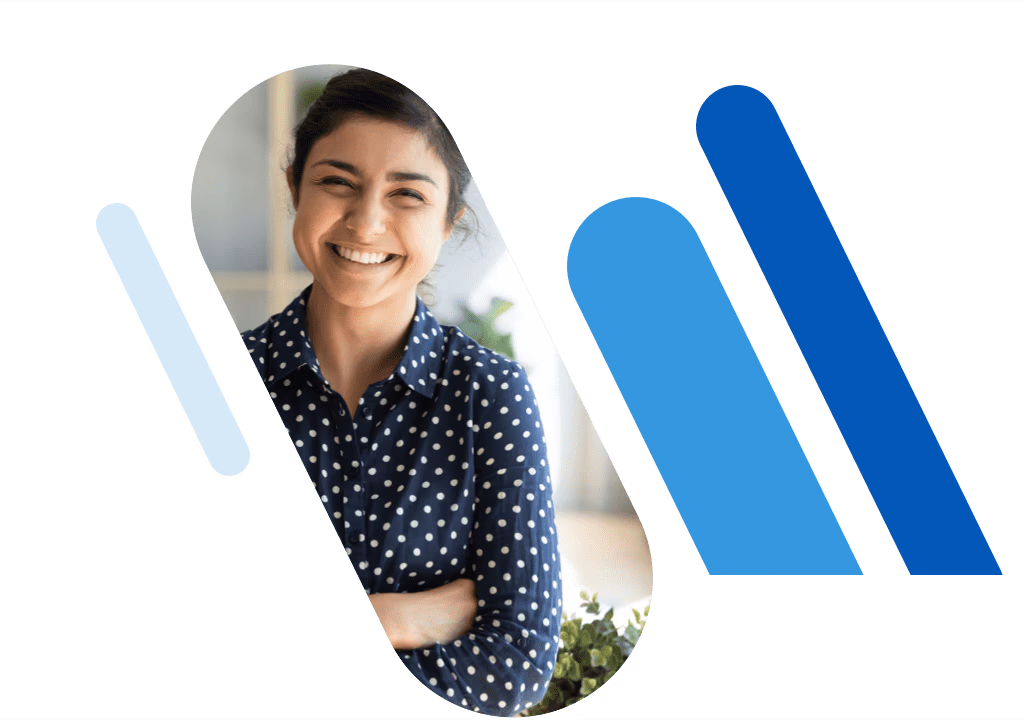 Lächelnde Frau mit dunklen Haaren, die eine dunkelblaue Bluse mit weißen Punkten trägt und die Arme verkreuzt