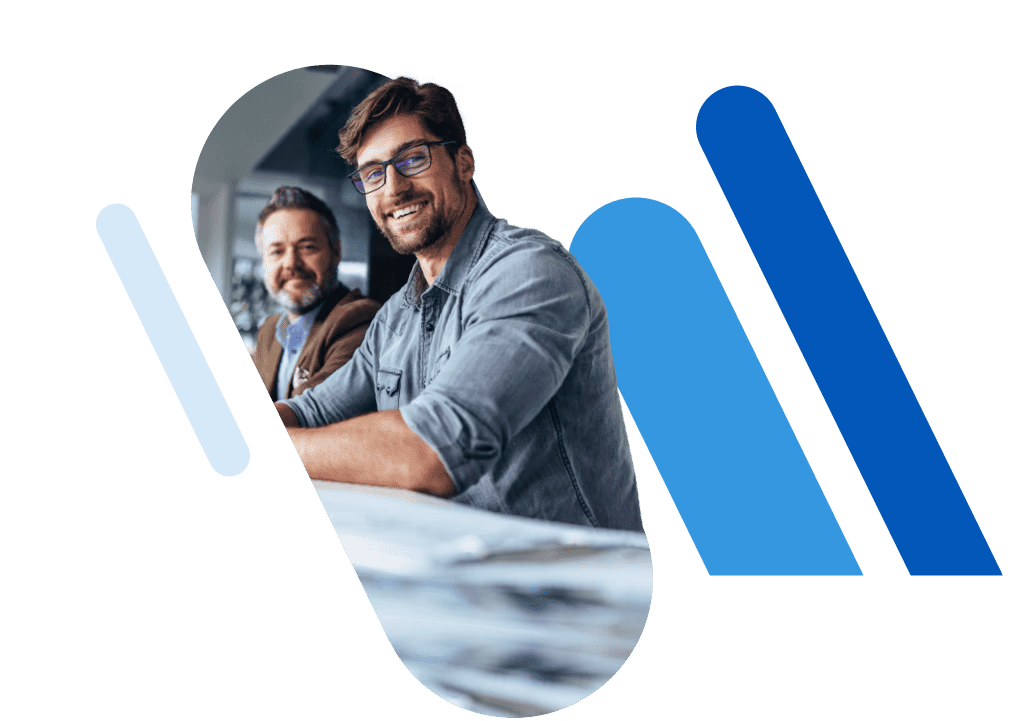 Zwei Männer bei der Arbeit am Computer